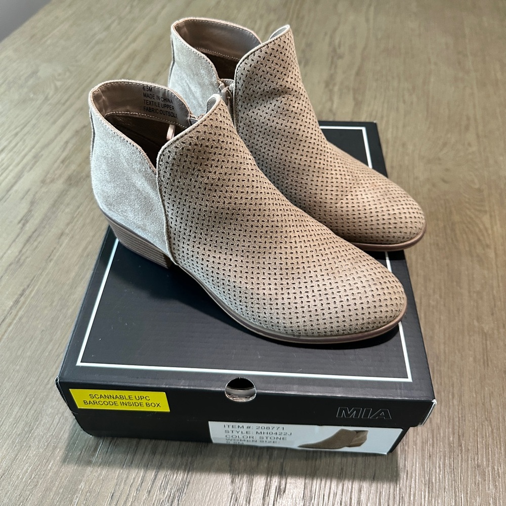 MIA Suede Ankle Booties Side Zip Size 6.5 Stone - Picture 1 of 9